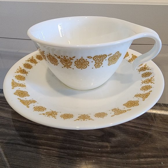 Vintage Corelle Large Plates 'Spring Blossom' + 'Butterfly Gold' and Cup/Saucer - Picture 4 of 5